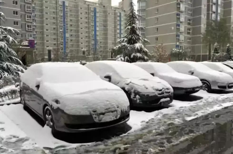 雪天行車安全小貼士_出行提示_冬季雪地駕駛技巧
