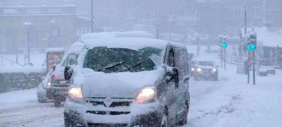 駕車出行清理車輛積雪檢查車燈剎車輪胎_出行提示_駕駛過程中控制車速保持車距使用燈光謹慎轉(zhuǎn)彎避免超車
