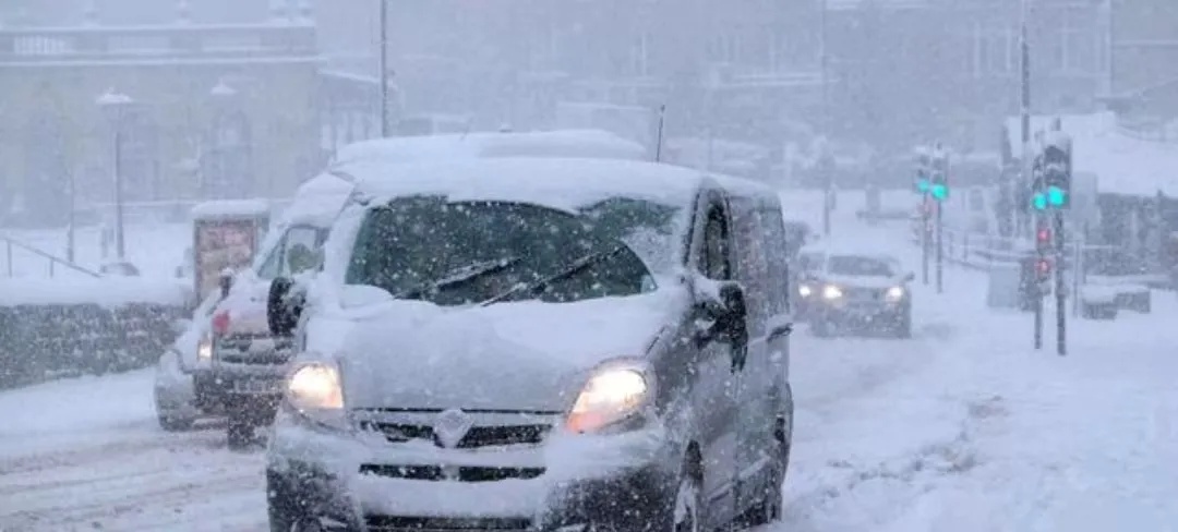 駕駛過程中控制車速保持車距使用燈光謹慎轉彎_出行提示_駕車出行清理車輛積雪檢查車燈剎車輪胎