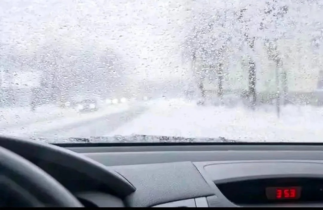 出行提示_駕駛過程中控制車速保持車距使用燈光謹慎轉彎_駕車出行清理車輛積雪檢查車燈剎車輪胎