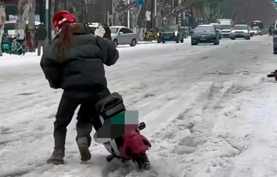駕車出行清理車輛積雪檢查車燈剎車輪胎_駕駛過程中控制車速保持車距使用燈光謹(jǐn)慎轉(zhuǎn)彎_出行提示