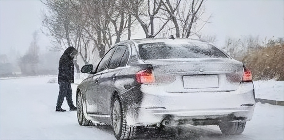 出行提示_雪天步行防滑防摔防砸攻略_雪天出行安全注意事項