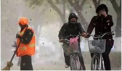 大風(fēng)天氣車輛行駛技巧_大風(fēng)天氣行車安全注意事項(xiàng)_出行提示