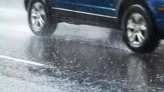 雨天行車安全提示_雨霧天氣安全駕駛指南_出行提示