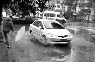 梅河口市強降雨出行安全指南_出行提示_雨天行車注意事項