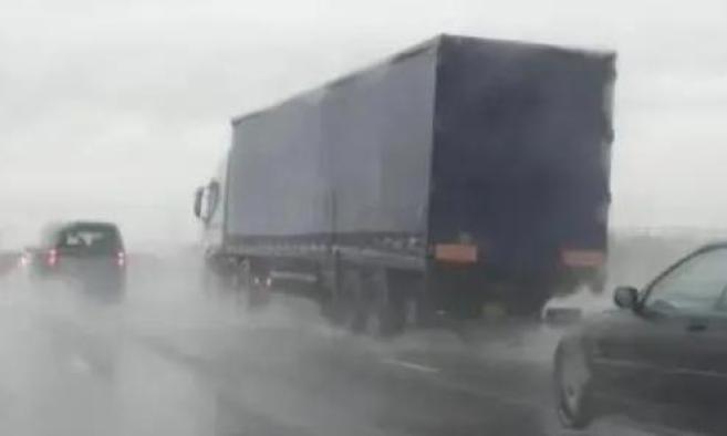 雨天行車安全_出行提示_雨季駕駛注意事項