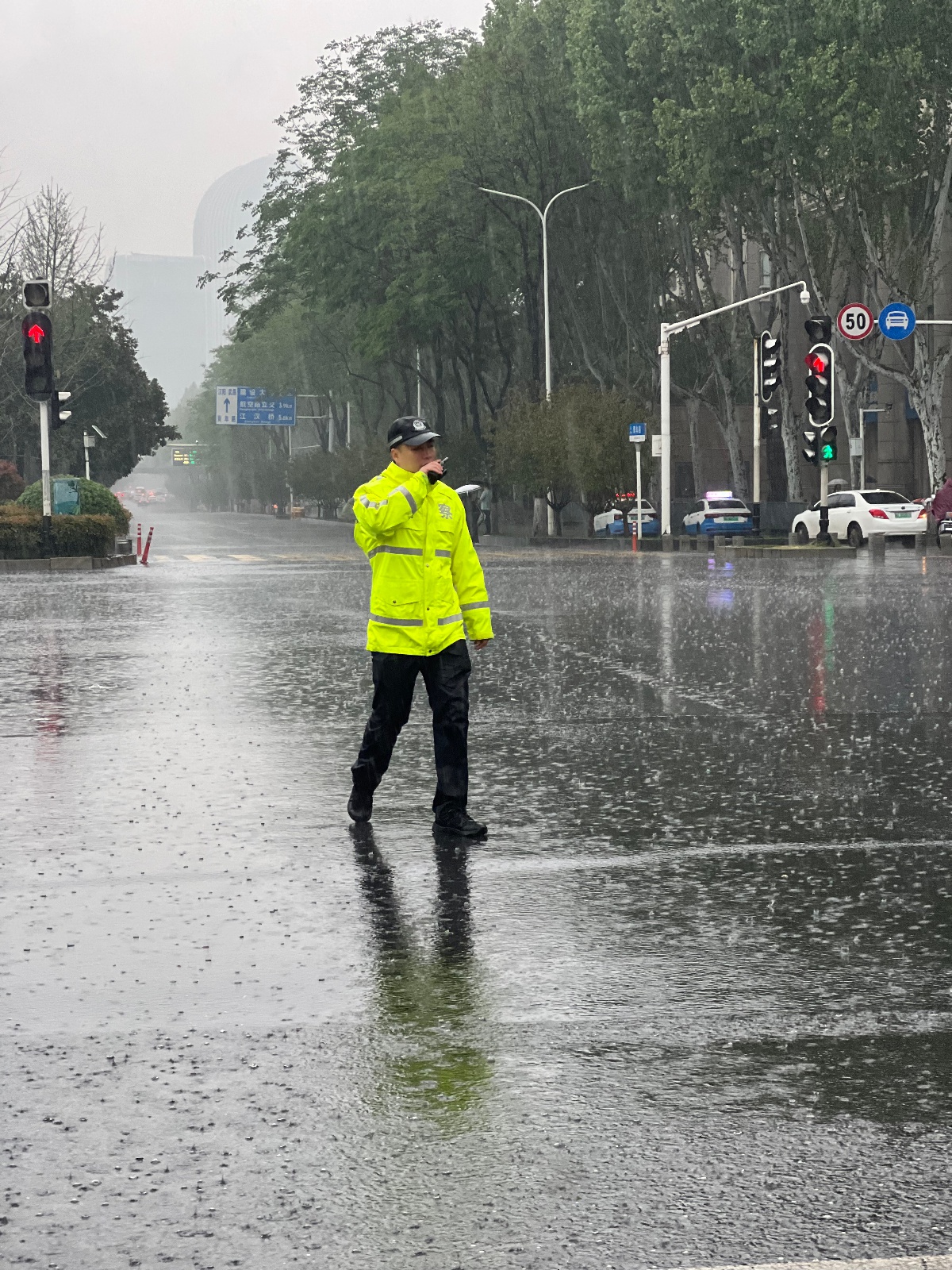 武漢雨天晚高峰交通壓力_出行提示_武漢交警惡劣天氣應(yīng)急預(yù)案