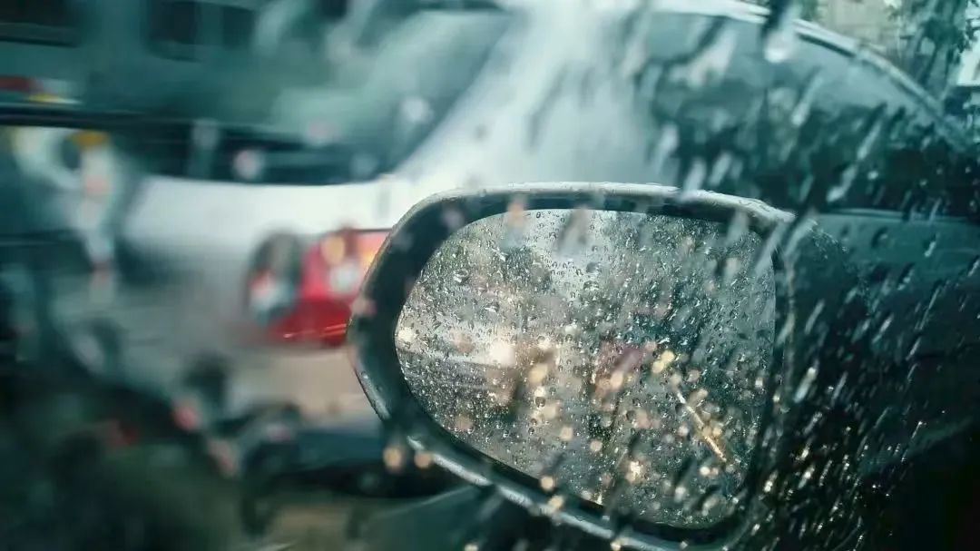 雨季駕駛技巧_雨天行車(chē)安全_出行提示