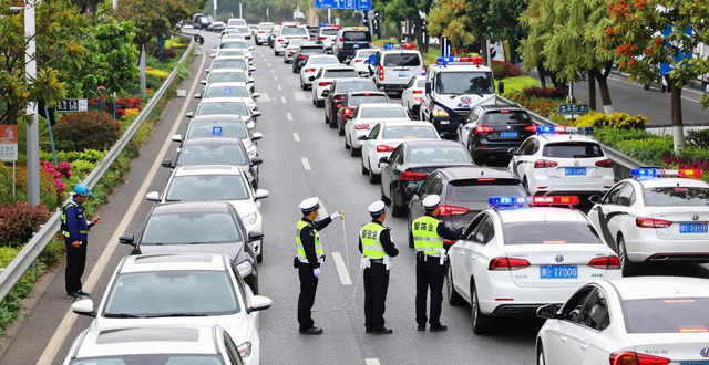 假日期間重點(diǎn)交通違法行為查處力度加大_嚴(yán)厲查處占用應(yīng)急車道行駛交通違法行為_出行提示